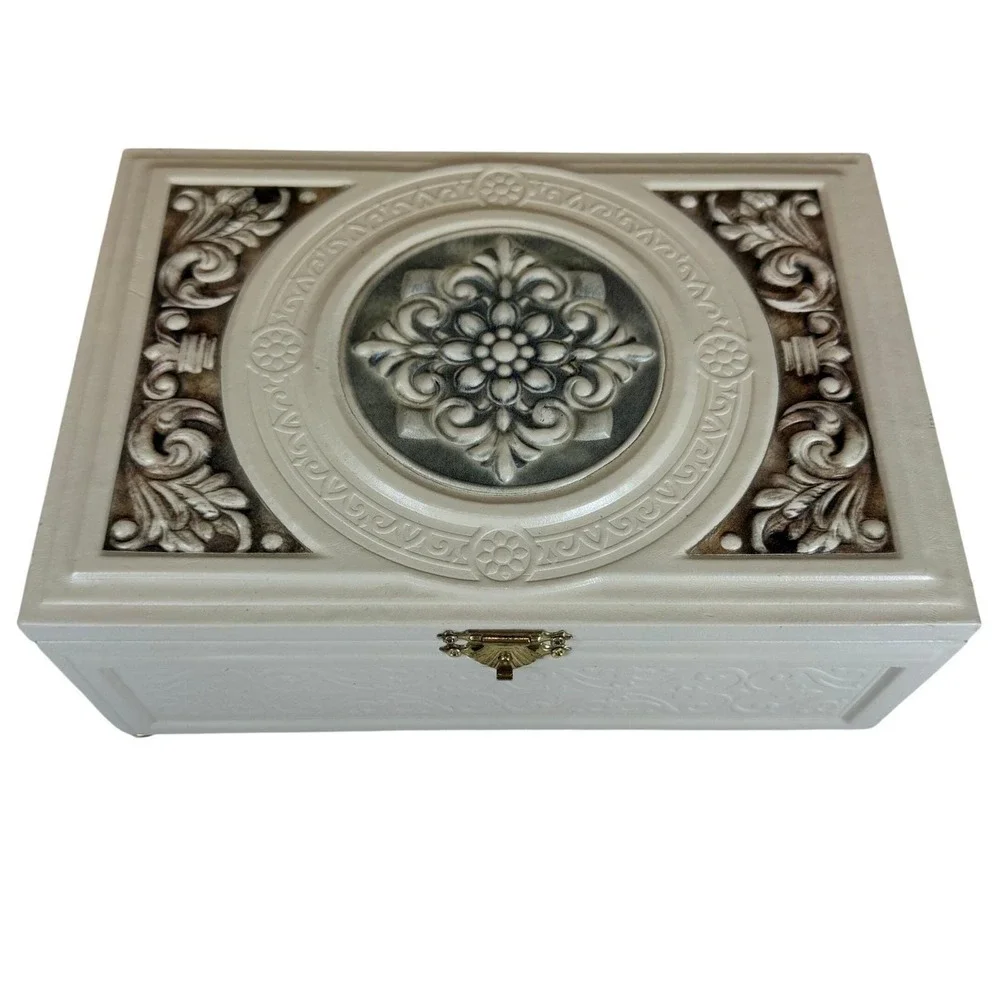 Vintage Cream Ornate Jewelry Box Faux Leather Keepsake‎ Chest with Key Gold Feet